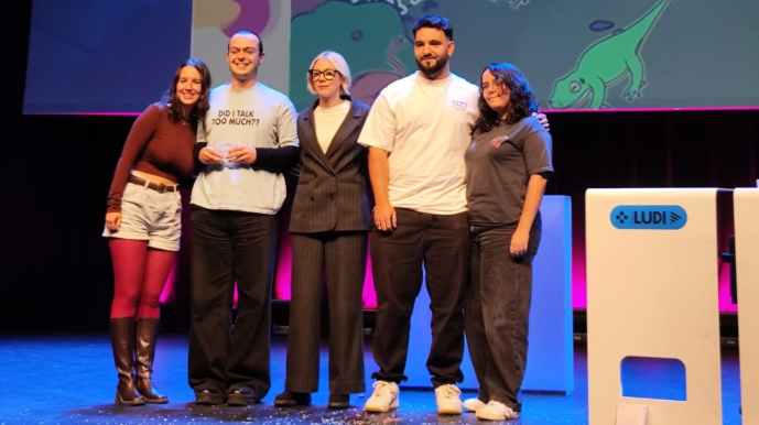 Alumnes recollint el primer premi 